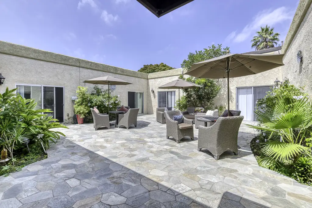 PSLSantaBarbara-HOME-Discover-Community Dining area of an apartment at Healdsburg